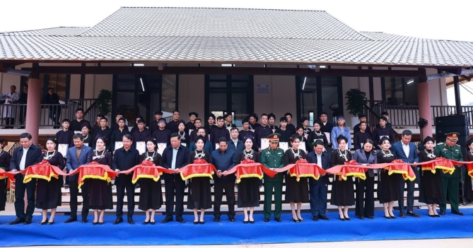 Thủ tướng Phạm Minh Ch&iacute;nh c&ugrave;ng c&aacute;c đại biểu tham gia nghi lễ cắt băng kh&aacute;nh th&agrave;nh c&ocirc;ng tr&igrave;nh