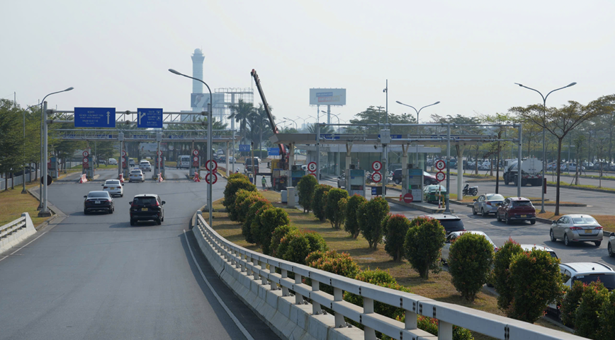 S&acirc;n bay quốc tế Nội B&agrave;i vừa &aacute;p dụng thu ph&iacute; tự động kh&ocirc;ng dừng tại tất cả c&aacute;c l&agrave;n.