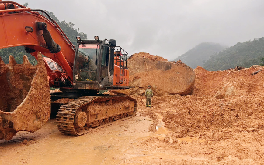 Tảng đ&aacute; lớn khoảng 400m3 c&ugrave;ng nhiều b&ugrave;n đất chắn ngang đường g&acirc;y t&ecirc; liệt giao th&ocirc;ng tại Km43+400 tr&ecirc;n đ&egrave;o Kh&aacute;nh L&ecirc;.