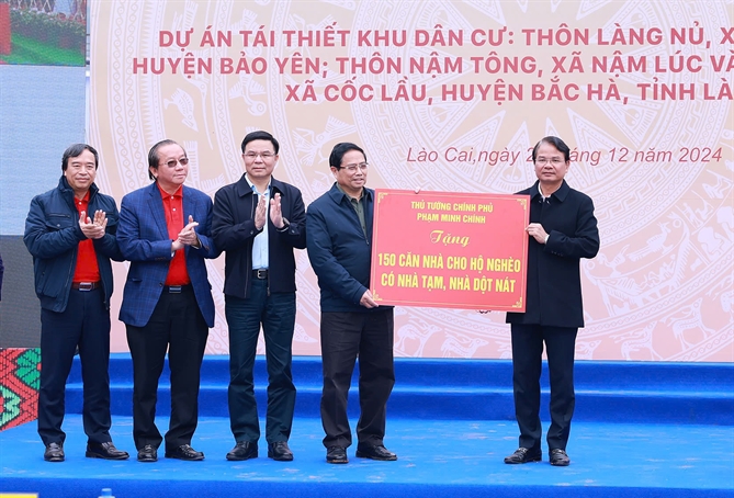 Thủ tướng Phạm Minh Ch&iacute;nh v&agrave; c&aacute;c nh&agrave; t&agrave;i trợ trao tặng 150 ng&ocirc;i nh&agrave; g&oacute;p phần xo&aacute; nh&agrave; tạm, nh&agrave; dột n&aacute;t tr&ecirc;n địa b&agrave;n tỉnh L&agrave;o Cai