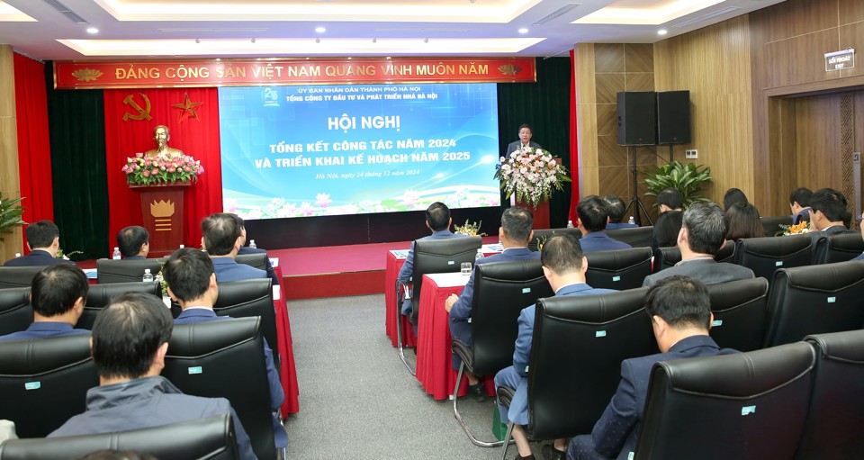 Quang cảnh&nbsp;Hội nghị tổng kết c&ocirc;ng t&aacute;c năm 2024, triển khai kế hoạch năm 2025 của Tổng c&ocirc;ng ty Đầu tư v&agrave; Ph&aacute;t triển nh&agrave; H&agrave; Nội (HANDICO)