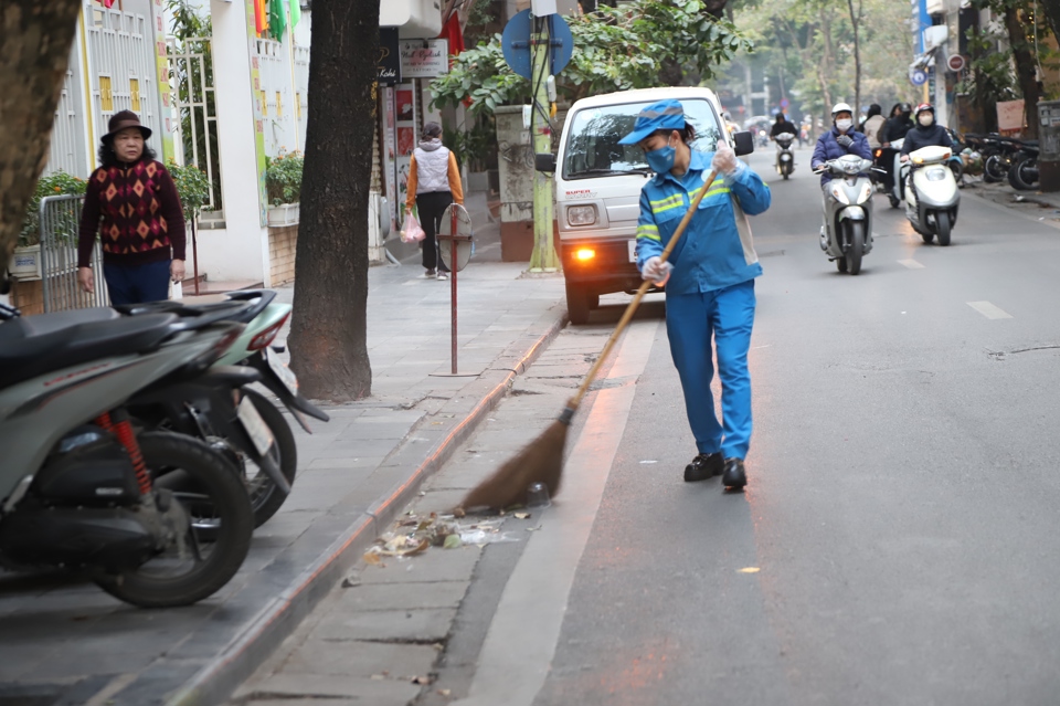 B&ecirc;n cạnh đ&oacute; Urenco Ho&agrave;n Kiếm vẫn duy tr&igrave; c&aacute;c hoạt động thu gom, vận chuyển r&aacute;c tr&ecirc;n to&agrave;n địa b&agrave;n.