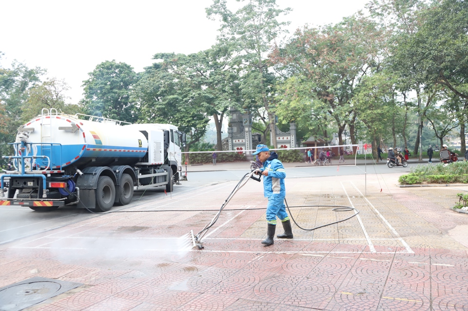 C&ocirc;ng nh&acirc;n Urenco Ho&agrave;n Kiếm l&agrave;m sạch c&aacute;c bồn hoa, c&acirc;y cảnh trước Đền Ngọc Sơn