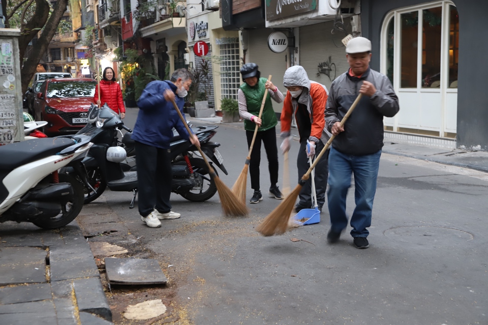 C&ocirc;ng nh&acirc;n Urenco Ho&agrave;n Kiếm c&ugrave;ng b&agrave; con tổng vệ sinh c&aacute;c tuyến đường xung quanh Nhờ thờ, nhặt r&aacute;c tại c&aacute;c vườn hoa, gốc c&acirc;y. Đồng thời với đ&oacute; cũng tiến h&agrave;nh tuy&ecirc;n truyền tới du kh&aacute;ch về việc đảm bảo vệ sinh m&ocirc;i trường quanh khu vực. &nbsp;