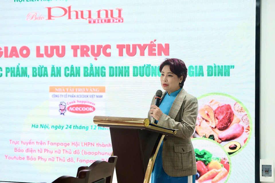 Tổng Bi&ecirc;n tập B&aacute;o Phụ nữ Thủ đ&ocirc; L&ecirc; Quỳnh Trang ph&aacute;t biểu tại tọa đ&agrave;m. Ảnh: Cẩm T&uacute;