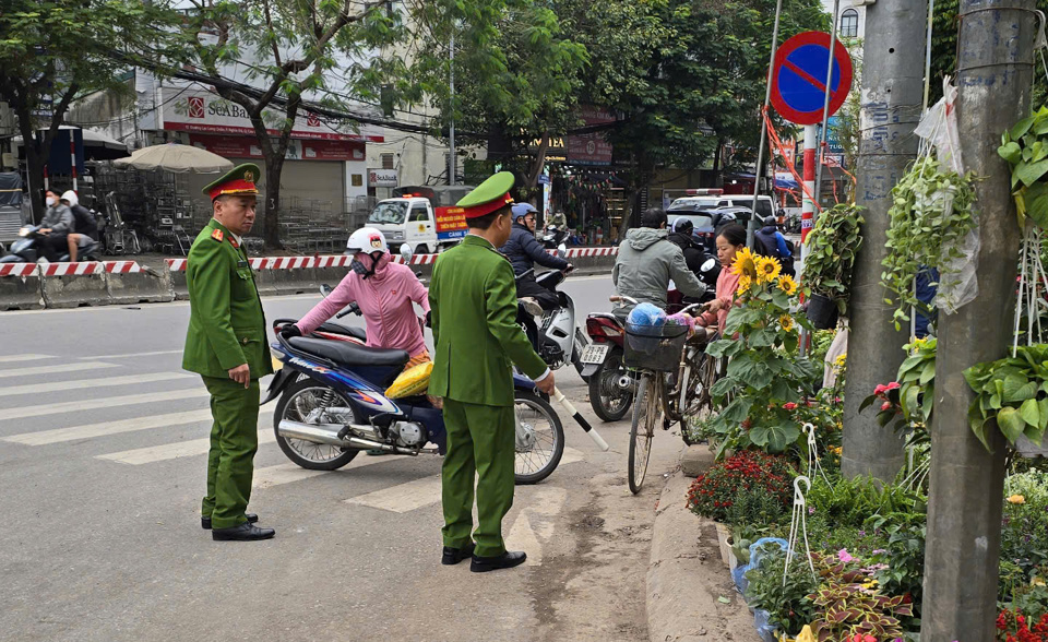 C&ocirc;ng an phường Bưởi kiểm tra, nhắc nhở hộ kinh doanh tại chợ Bưởi chấp h&agrave;nh nghi&ecirc;m c&aacute;c quy định về quản l&yacute;, sử dụng vỉa h&egrave;.