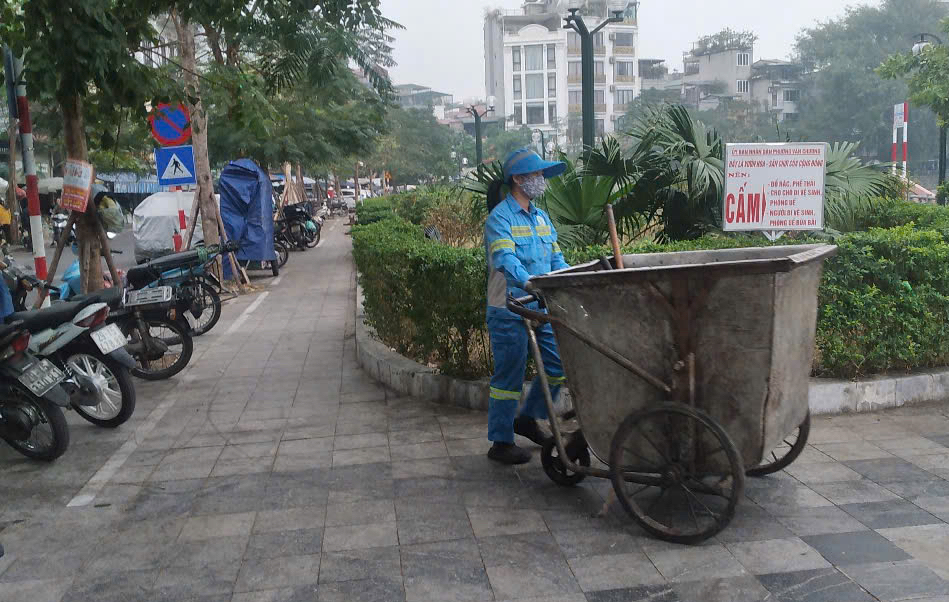 C&ocirc;ng nh&acirc;n vệ sinh m&ocirc;i trường Chi nh&aacute;nh Đống Đa tăng cường duy tr&igrave; vệ sinh m&ocirc;i trường xung quanh hồ Linh Quang.