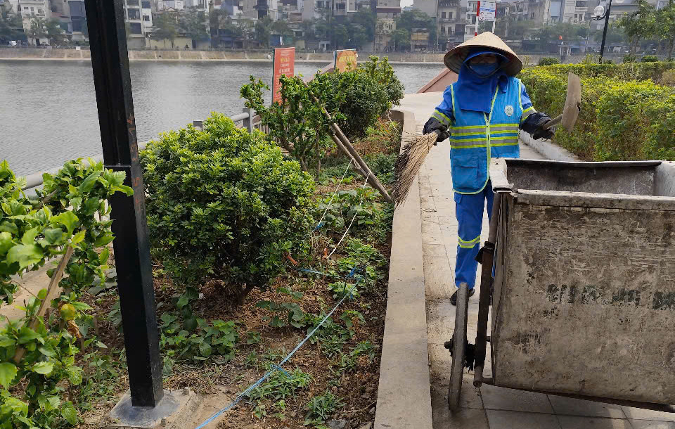 L&atilde;nh đạo Chi nh&aacute;nh Đống Đa cho biết, trong thời gian tới, lực lượng chức năng sẽ đẩy mạnh c&ocirc;ng t&aacute;c duy tr&igrave; vệ sinh m&ocirc;i trường hướng tới x&acirc;y dựng Thủ đ&ocirc; "S&aacute;ng - Xanh - Sạch - Đẹp".