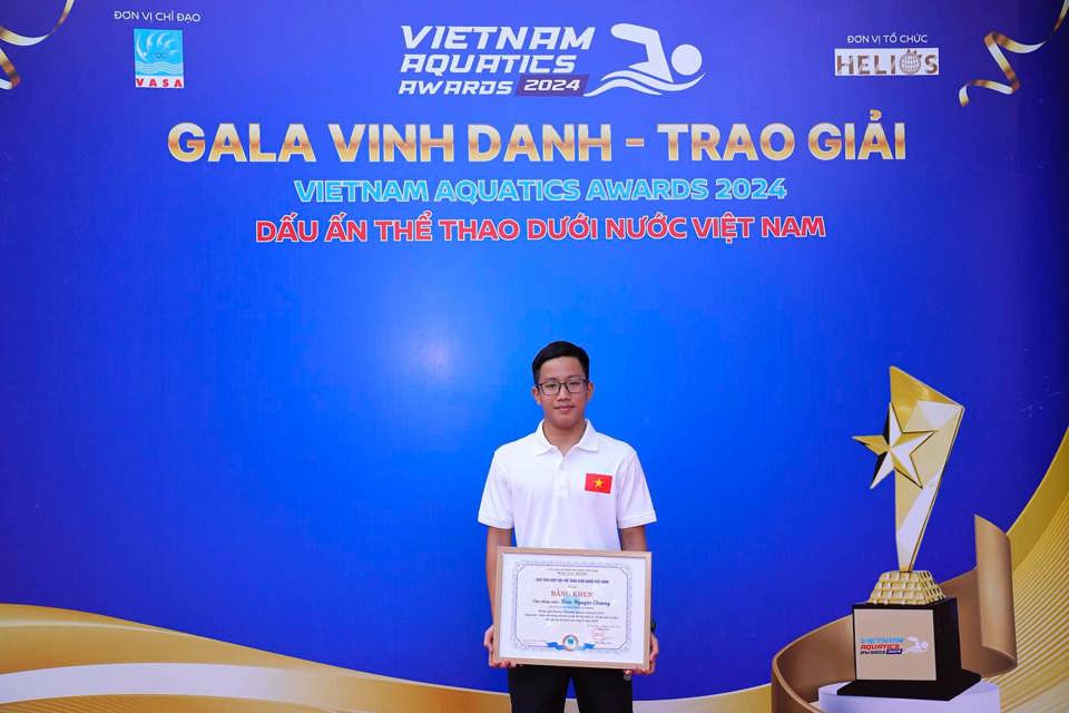 Vận động vi&ecirc;n Trần Nguy&ecirc;n Chương nhận giải thưởng Nam VĐV m&ocirc;n bơi xuất sắc tại Giải v&ocirc; địch c&aacute;c C&acirc;u lạc bộ Quốc gia