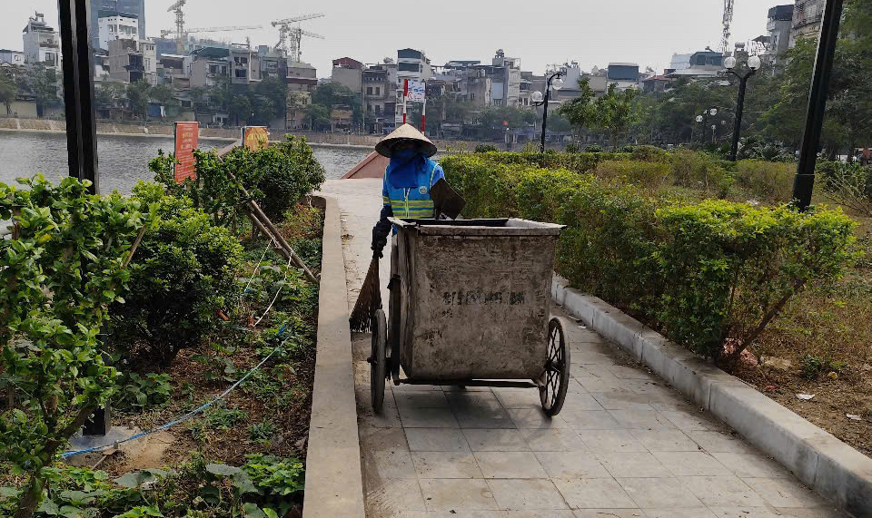 Tăng cường đảm bảo vệ sinh môi trường xung quanh hồ Linh Quang - Ảnh 2