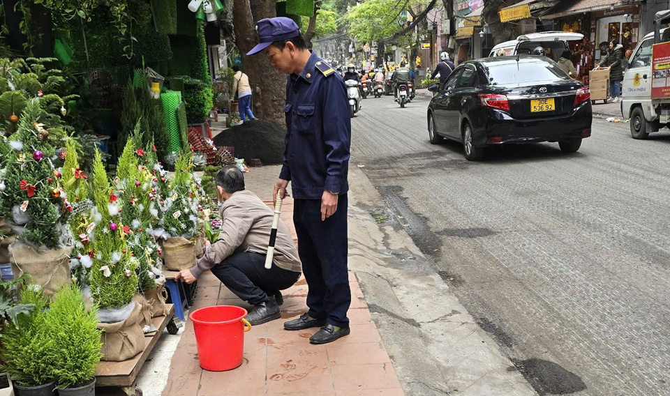 Lực lượng chức năng phường Bưởi, quận T&acirc;y Hồ xử l&yacute; vi phạm trật tự đ&ocirc; thị tr&ecirc;n đường Ho&agrave;ng Hoa Th&aacute;m.