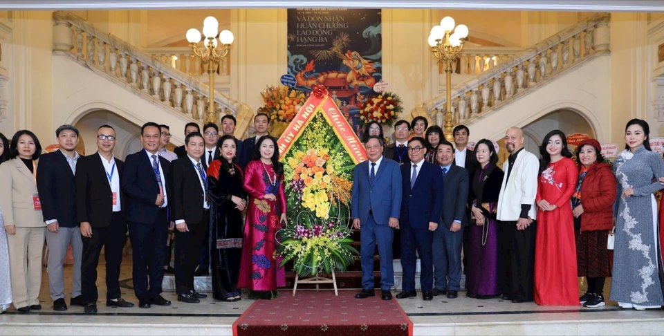 Ph&oacute; B&iacute; thư Thường trực Th&agrave;nh ủy H&agrave; Nội Nguyễn Văn Phong chụp ảnh lưu niệm với c&aacute;n bộ, nh&acirc;n vi&ecirc;n Nh&agrave; h&aacute;t M&uacute;a rối Thăng Long.