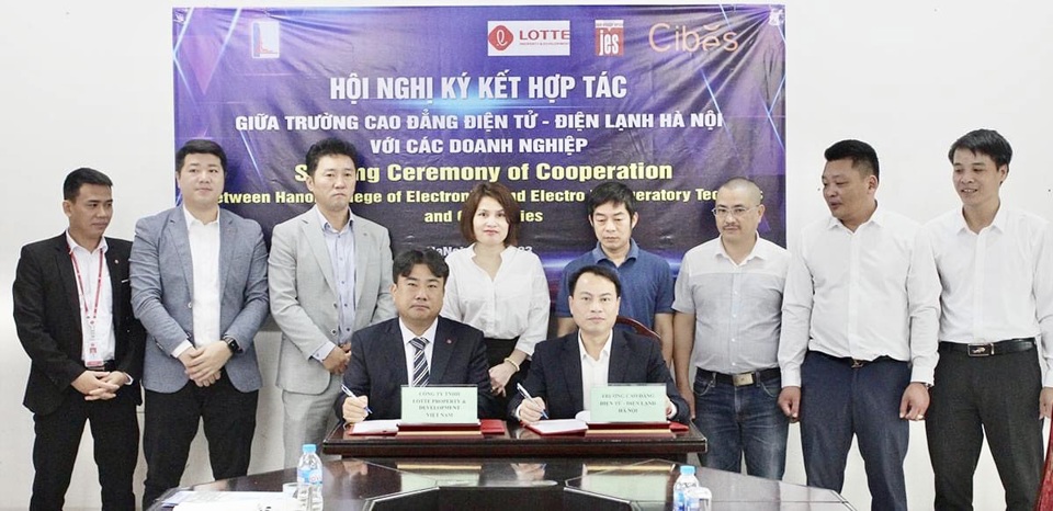 Hội nghị k&yacute; kết hợp t&aacute;c giữa Trường Cao đẳng Điện tử - Điện lạnh H&agrave; Nội v&agrave; c&aacute;c DN trong lĩnh vực điện, điện tử, điện lạnh.