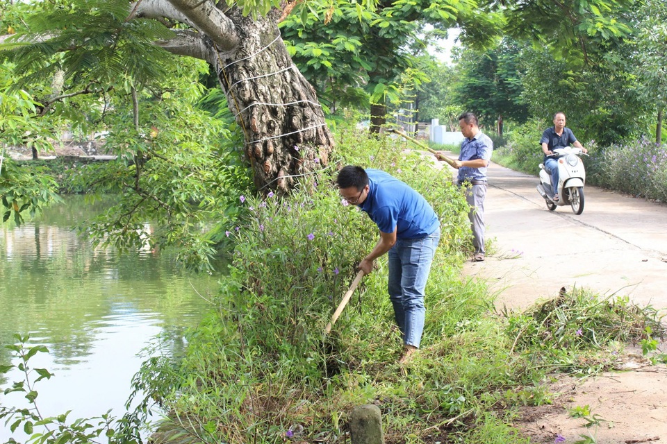 Người d&acirc;n x&atilde; Trường Y&ecirc;n, huyện Chương Mỹ tham gia vệ sinh m&ocirc;i trường.