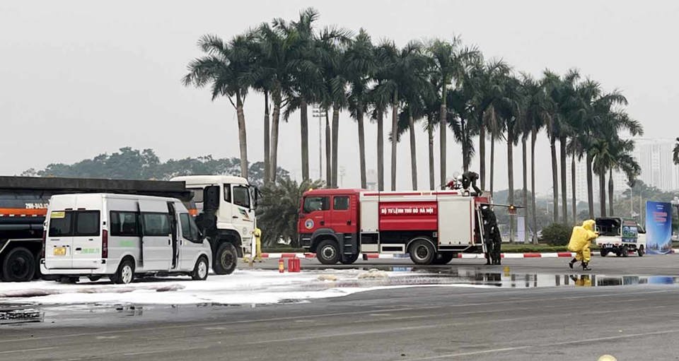 C&aacute;c lực lượng chức năng Diễn tập ứng ph&oacute; sự cố h&oacute;a chất độc TP H&agrave; Nội năm 2024 tại Quảng trường Mỹ Đ&igrave;nh. Ảnh: Ho&agrave;i Nam