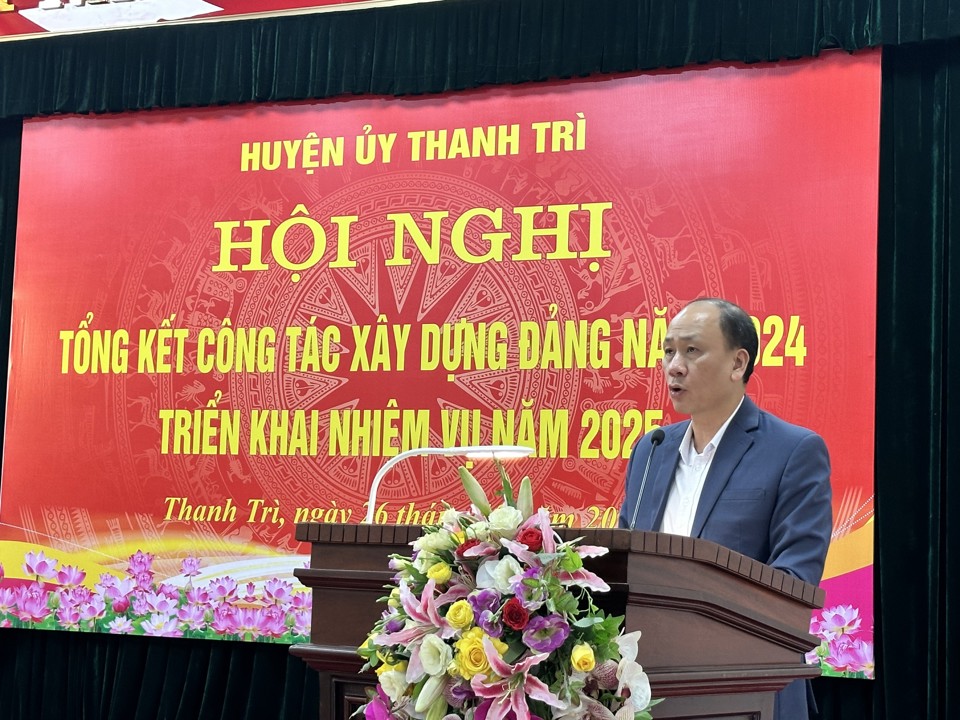 Trưởng ban Tổ chức Huyện ủy Thanh Tr&igrave; Vũ Anh T&uacute; tr&igrave;nh b&agrave;y b&aacute;o c&aacute;o tổng kết tại hội nghị.