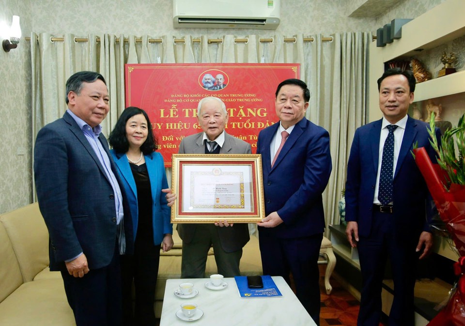 Trưởng ban Tuy&ecirc;n gi&aacute;o Trung ương Nguyễn Trọng Nghĩa, B&iacute; thư Th&agrave;nh ủy H&agrave; Nội B&ugrave;i Thị Minh Ho&agrave;i c&ugrave;ng c&aacute;c đồng ch&iacute; l&atilde;nh đạo tr&acirc;n trọng ch&uacute;c mừng đồng ch&iacute; L&ecirc; Xu&acirc;n T&ugrave;ng. Ảnh: Viết Th&agrave;nh