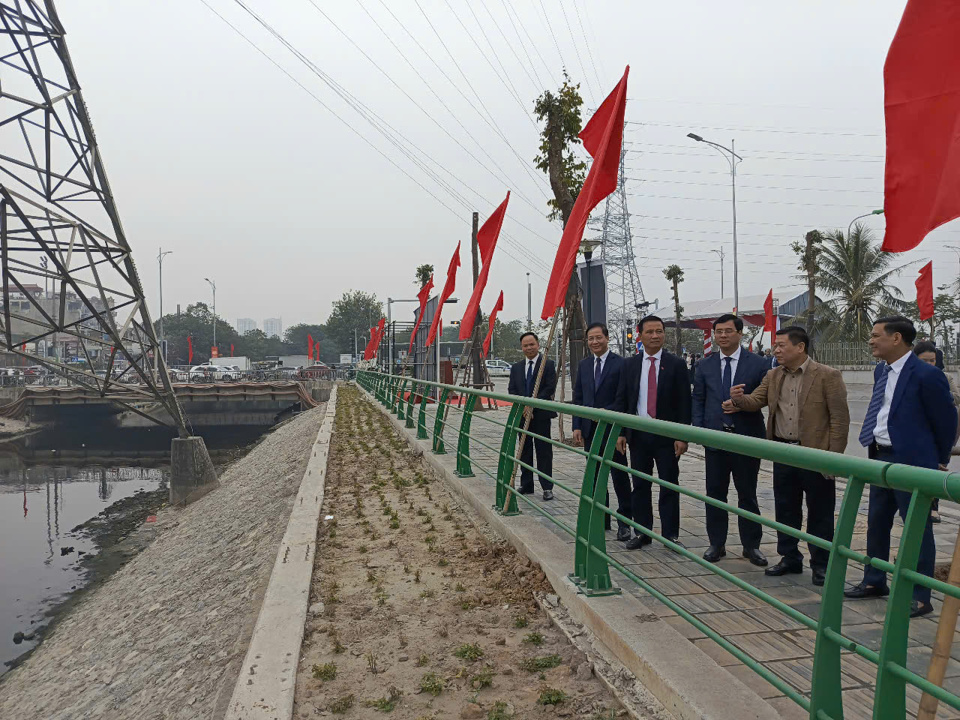 L&atilde;nh đạo quận Ho&agrave;ng Mai quyết t&acirc;m đảm bảo vệ sinh m&ocirc;i trường, cảnh quan xanh-sạch-đẹp c&aacute;c d&ograve;ng s&ocirc;ng chảy qua địa b&agrave;n. Ảnh TA