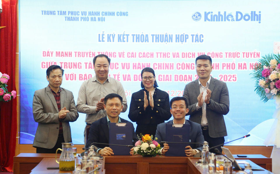 L&atilde;nh đạo B&aacute;o Kinh tế &amp; Đ&ocirc; thị v&agrave; Trung t&acirc;m Phục vụ h&agrave;nh ch&iacute;nh c&ocirc;ng TP H&agrave; Nội tiến h&agrave;nh k&yacute; kết thỏa thuận hợp t&aacute;c.&nbsp;