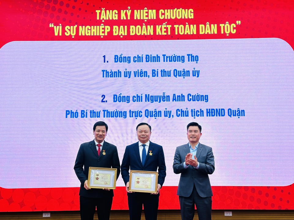 L&atilde;nh đạo quận Đống Đa nhận Kỷ niệm chương &ldquo;V&igrave; sự nghiệp đại đo&agrave;n kết toang d&acirc;n tộc&rdquo;