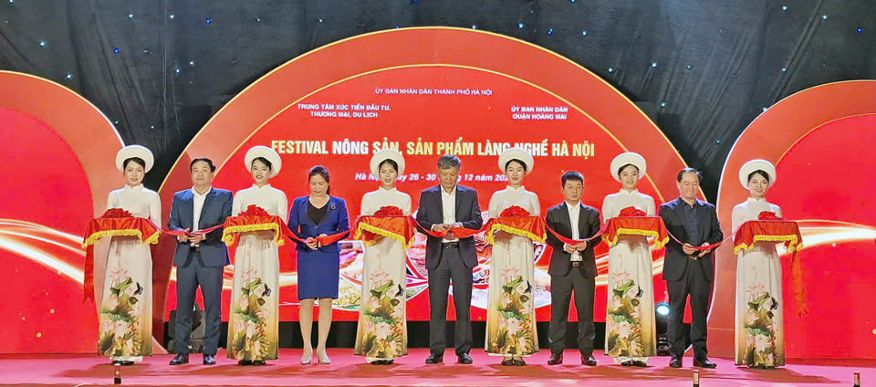 C&aacute;c đại biểu cắt băng khai mạc Festival n&ocirc;ng sản, sản phẩm l&agrave;ng nghề H&agrave; Nội tổ chức tại quận Ho&agrave;ng Mai (26/12). Ảnh: Ho&agrave;i Nam