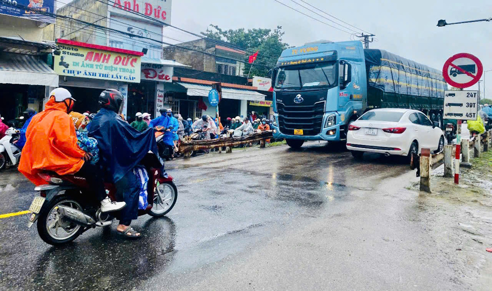 Lưu lượng xe đi đường v&ograve;ng qua khu vực cầu Phong Thử l&agrave; rất lớn.&nbsp;