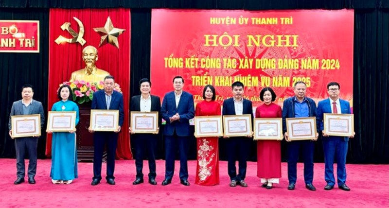 Chủ tịch UBND huyện Thanh Tr&igrave; Nguyễn Xu&acirc;n Phong trao khen thưởng cho c&aacute;c tập thể, c&aacute; nh&acirc;n.&nbsp;