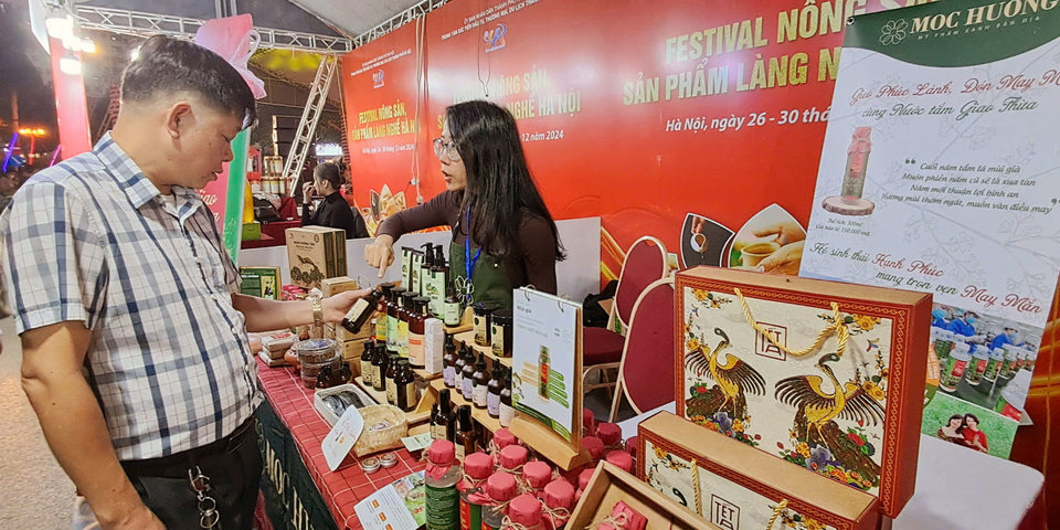 Người ti&ecirc;u d&ugrave;ng mua sản phẩm OCOP v&agrave; đặc sản v&ugrave;ng miền tại Festival n&ocirc;ng sản, sản phẩm l&agrave;ng nghề H&agrave; Nội tổ chức tại quận Ho&agrave;ng Mai (26/12). Ảnh: Ho&agrave;i Nam