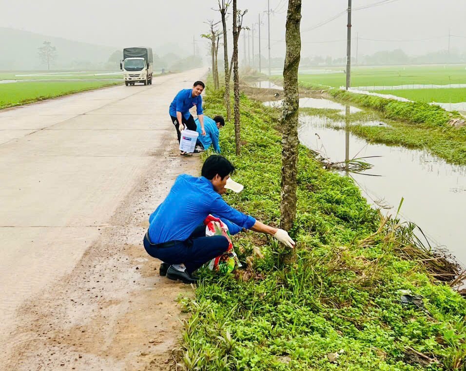 Lực lượng đo&agrave;n vi&ecirc;n thanh ni&ecirc;n ra qu&acirc;n trồng v&agrave; chăm s&oacute;c c&acirc;y xanh. Ảnh: V.B