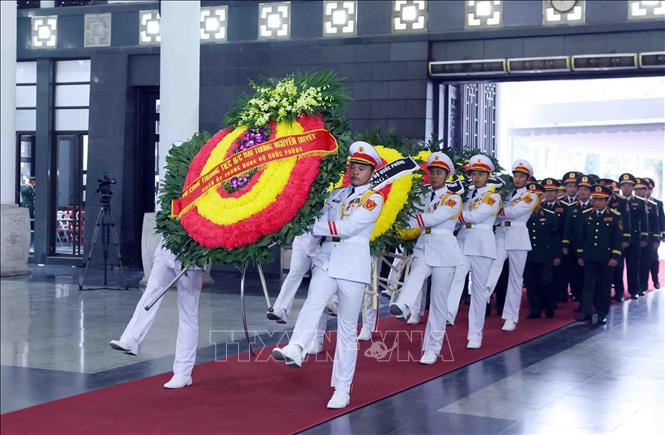 Đo&agrave;n đại biểu Qu&acirc;n uỷ Trung ương - Bộ Quốc ph&ograve;ng do Đại tướng Phan Văn Giang, Bộ trưởng Bộ Quốc ph&ograve;ng dẫn đầu v&agrave;o viếng.