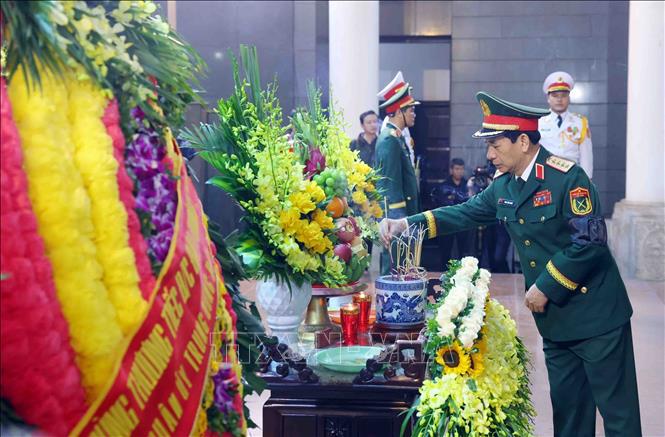 Đo&agrave;n đại biểu Qu&acirc;n uỷ Trung ương Bộ Quốc ph&ograve;ng do Đại tướng Phan Văn Giang, Bộ trưởng Bộ Quốc ph&ograve;ng dẫn đầu v&agrave;o viếng