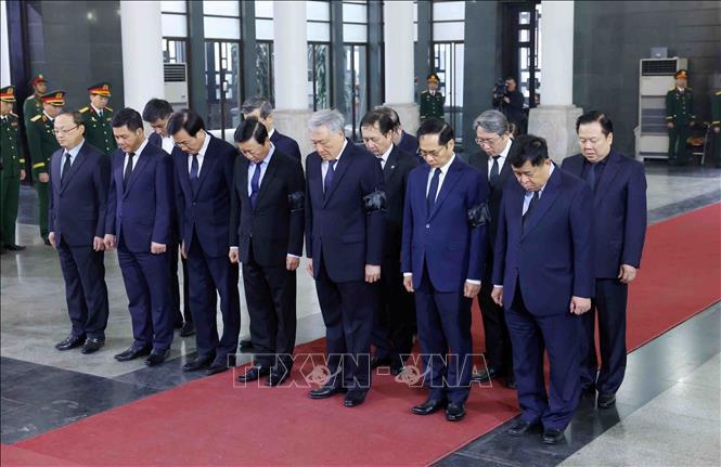 Đo&agrave;n Ch&iacute;nh phủ do Ph&oacute; Thủ tướng Thường trực Nguyễn H&ograve;a B&igrave;nh dẫn đầu l&agrave;m trưởng đo&agrave;n viếng Đại tướng Nguyễn Quyết.&nbsp;Ảnh: Phạm Ki&ecirc;n/TTXVN