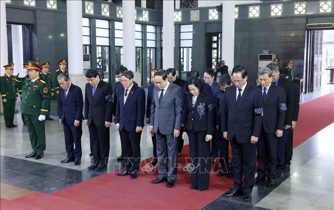 Đo&agrave;n đại biểu Quốc hội do Chủ tịch Quốc hội Trần Thanh Mẫn l&agrave;m trưởng đo&agrave;n viếng Đại tướng Nguyễn Quyết.