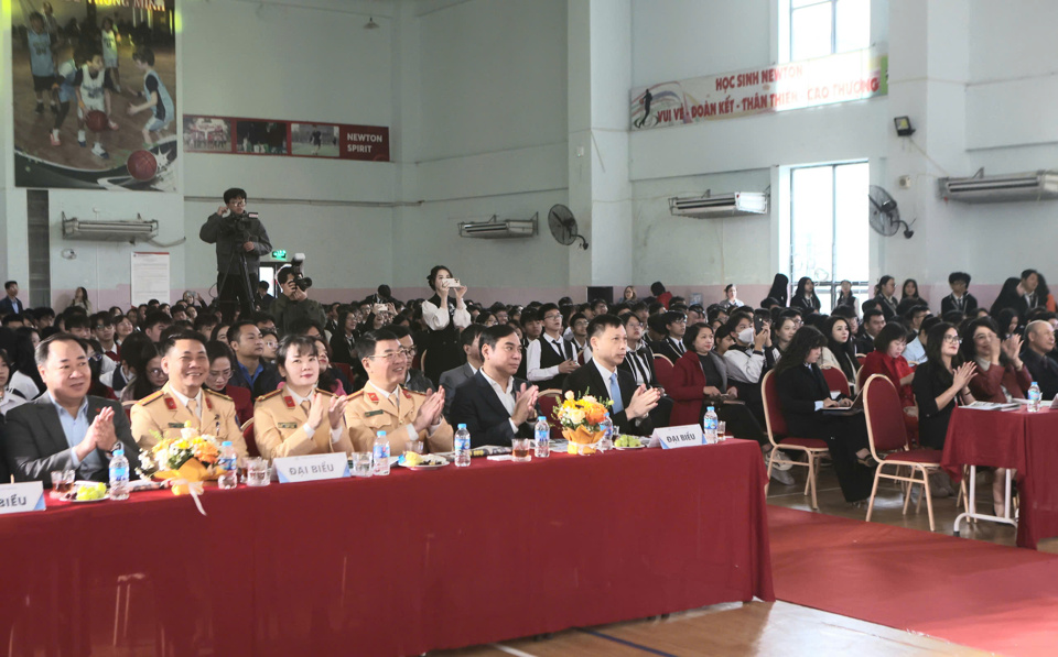 C&aacute;c đại biểu tham dự Lễ tổng kết Chương tr&igrave;nh truyền th&ocirc;ng &ldquo;V&igrave; an to&agrave;n giao th&ocirc;ng Thủ đ&ocirc;&rdquo; năm 2024 v&agrave; ph&aacute;t động Chương tr&igrave;nh năm 2025.