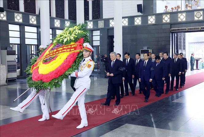 Đo&agrave;n Ch&iacute;nh phủ do Ph&oacute; Thủ tướng Thường trực Nguyễn Ho&agrave; B&igrave;nh dẫn đầu l&agrave;m trưởng đo&agrave;n v&agrave;o viếng Đại tướng Nguyễn Quyết.&nbsp;