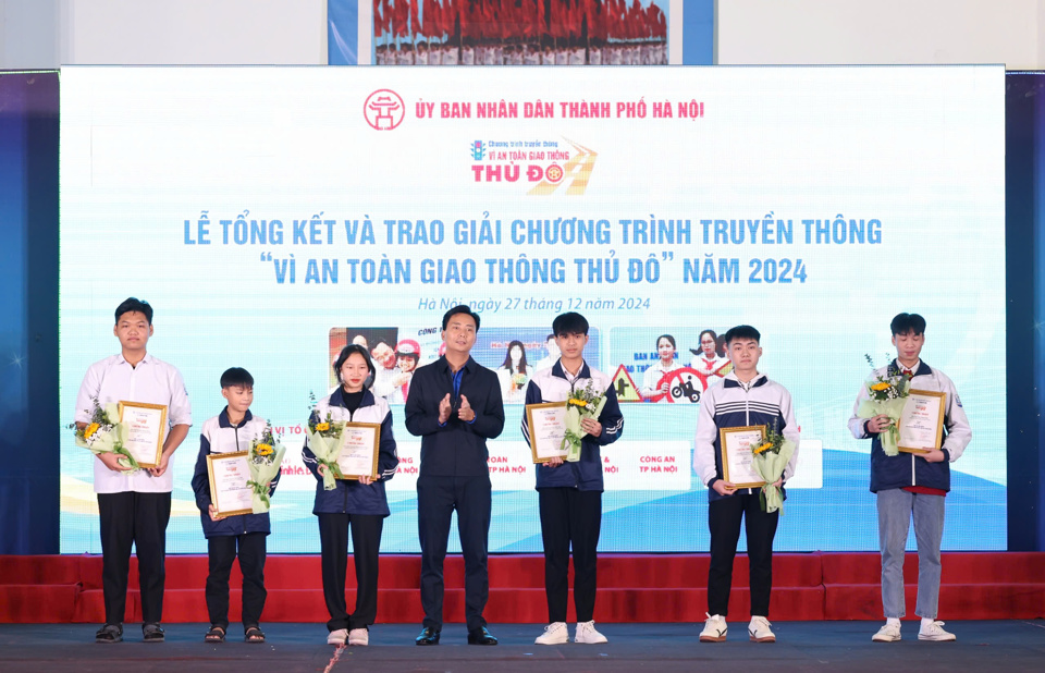 Ph&oacute; B&iacute; thư Thường trực Th&agrave;nh đo&agrave;n H&agrave; Nội&nbsp;Nguyễn Đức Tiến trao giải Nh&igrave; cho 6 th&iacute; sinh đạt giải tại Cuộc thi trắc nghiệm tr&ecirc;n internet năm 2024.