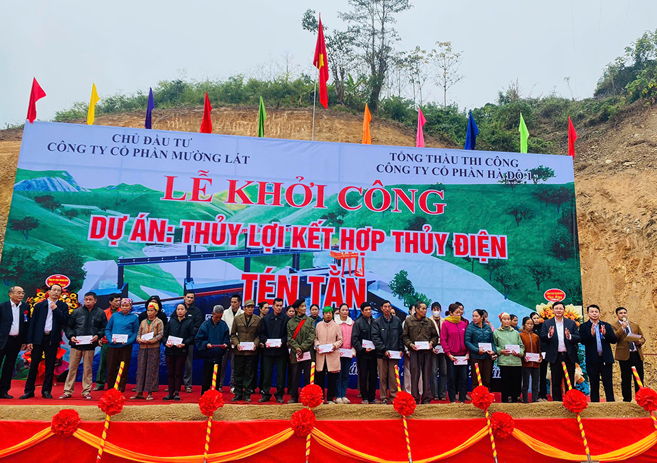 L&atilde;nh đạo tỉnh Thanh Ho&aacute;, huyện Mường L&aacute;t, chủ đầu tư trao qu&agrave; tới c&aacute;c hộ gia đ&igrave;nh ch&iacute;nh s&aacute;ch tại địa phương.