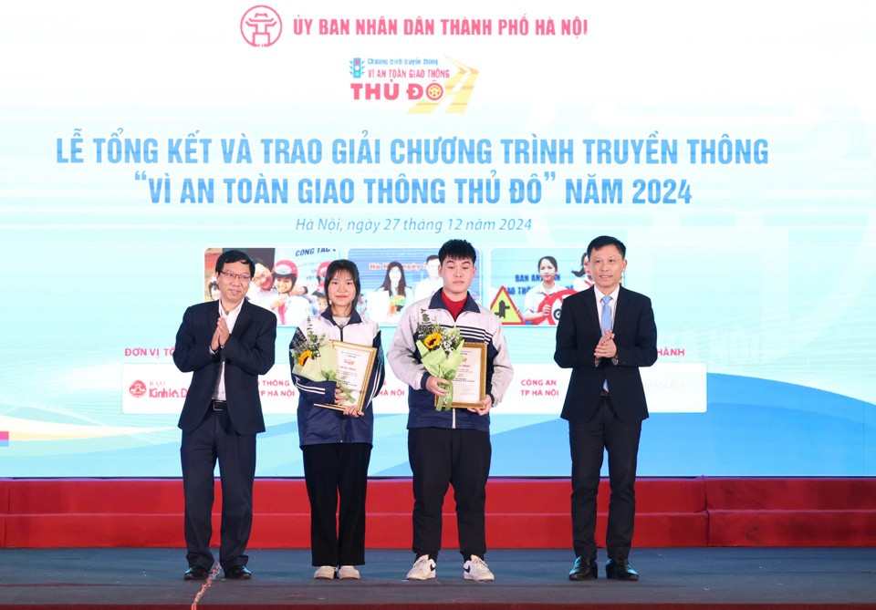 Ph&oacute; Trưởng Ban Tuy&ecirc;n gi&aacute;o Th&agrave;nh ủy H&agrave; Nội Nguyễn Ho&agrave;ng Sơn v&agrave; PGS.TS Nguyễn Th&agrave;nh Lợi - Tổng Bi&ecirc;n tập B&aacute;o Kinh tế &amp; Đ&ocirc; thị trao giải Nhất cho 2 th&iacute; sinh đạt giải tại Cuộc thi trắc nghiệm tr&ecirc;n internet năm 2024.