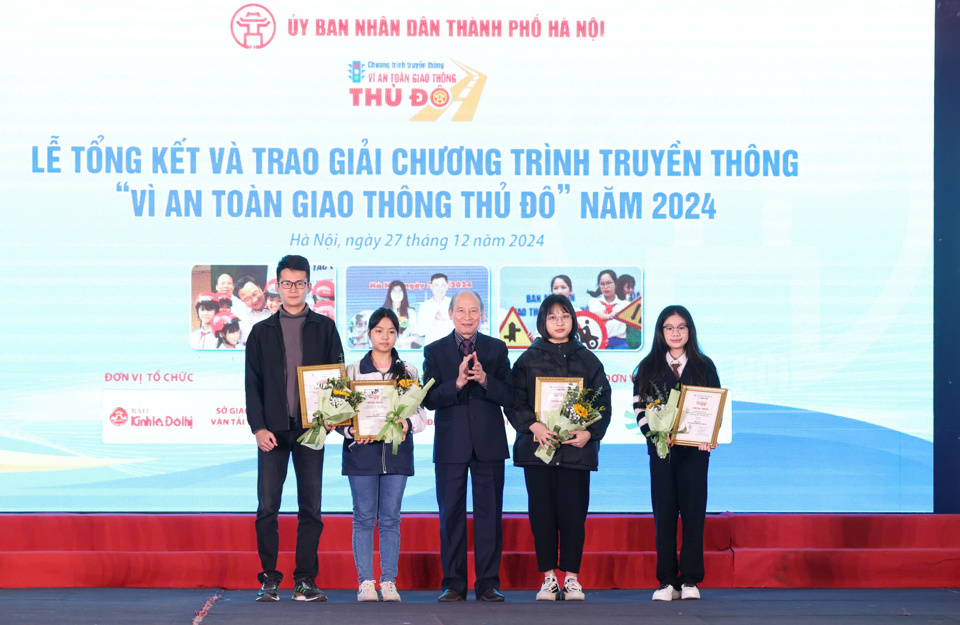 Ph&oacute; Chủ tịch Thường trực Hội Nh&agrave; b&aacute;o TP H&agrave; Nội&nbsp;Kiều Thanh H&ugrave;ng trao giải Ba cho 4 th&iacute; sinh đạt giải tại Cuộc thi viết"V&igrave; an to&agrave;n giao th&ocirc;ng Thủ đ&ocirc;" năm 2024.