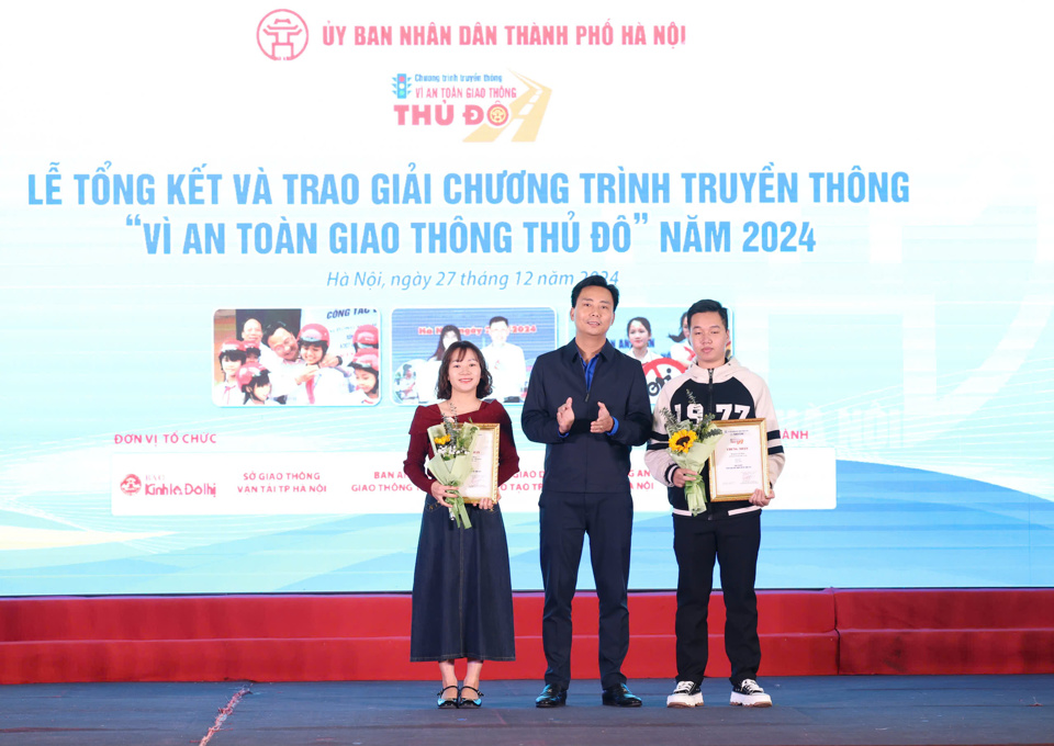 Ph&oacute; B&iacute; thư Thường trực Th&agrave;nh đo&agrave;n H&agrave; Nội Nguyễn Đức Tiến trao giải Nh&igrave; cho 2 th&iacute; sinh đạt giải tại Cuộc thi viết"V&igrave; an to&agrave;n giao th&ocirc;ng Thủ đ&ocirc;" năm 2024.