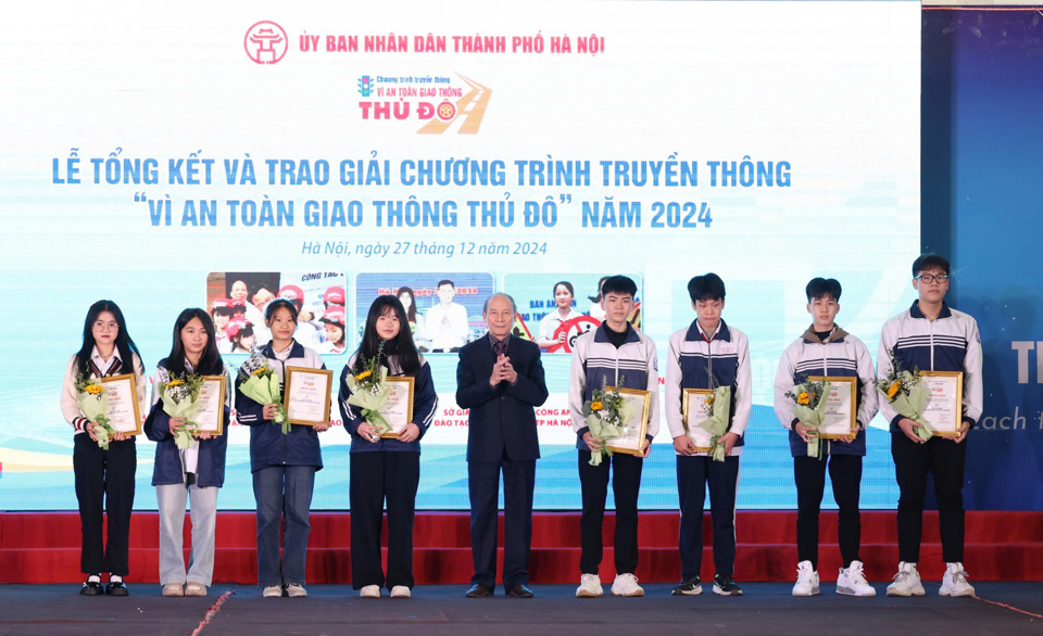 Ph&oacute; Chủ tịch Thường trực Hội Nh&agrave; b&aacute;o TP H&agrave; Nội&nbsp;Kiều Thanh H&ugrave;ng trao giải Ba cho 8 th&iacute; sinh đạt giải tại Cuộc thi&nbsp;trắc nghiệm tr&ecirc;n internet năm 2024.