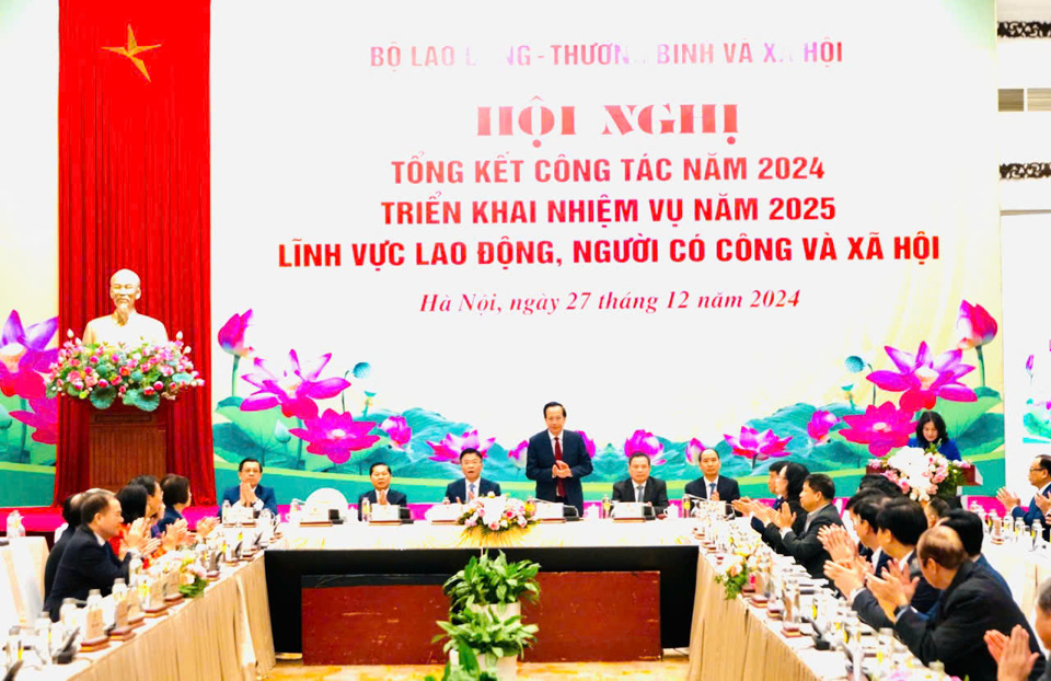 C&aacute;c đại biểu tham dự Hội nghị Tổng kết c&ocirc;ng t&aacute;c năm 2024, triển khai nhiệm vụ năm 2025 lĩnh vực lao động, người c&oacute; c&ocirc;ng v&agrave; x&atilde; hội. Ảnh: Mạnh Qu&acirc;n.