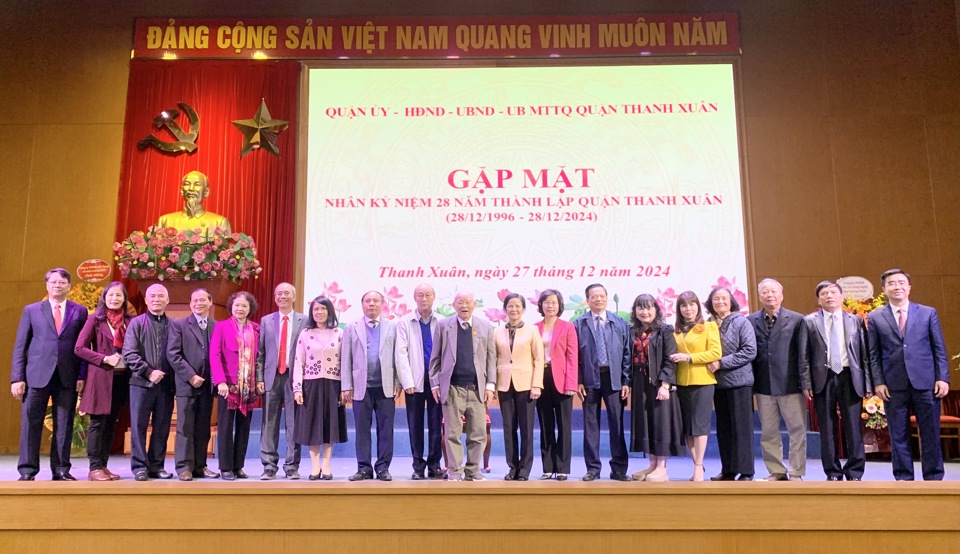 C&aacute;c thế hệ c&aacute;n bộ, l&atilde;nh đạo chủ chốt quận Thanh Xu&acirc;n qua c&aacute;c thời kỳ chụp ảnh lưu niệm