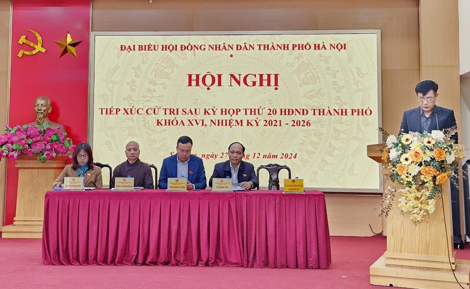 Đại biểu HĐND TP H&agrave; Nội tiếp x&uacute;c cử tri huyện S&oacute;c Sơn.