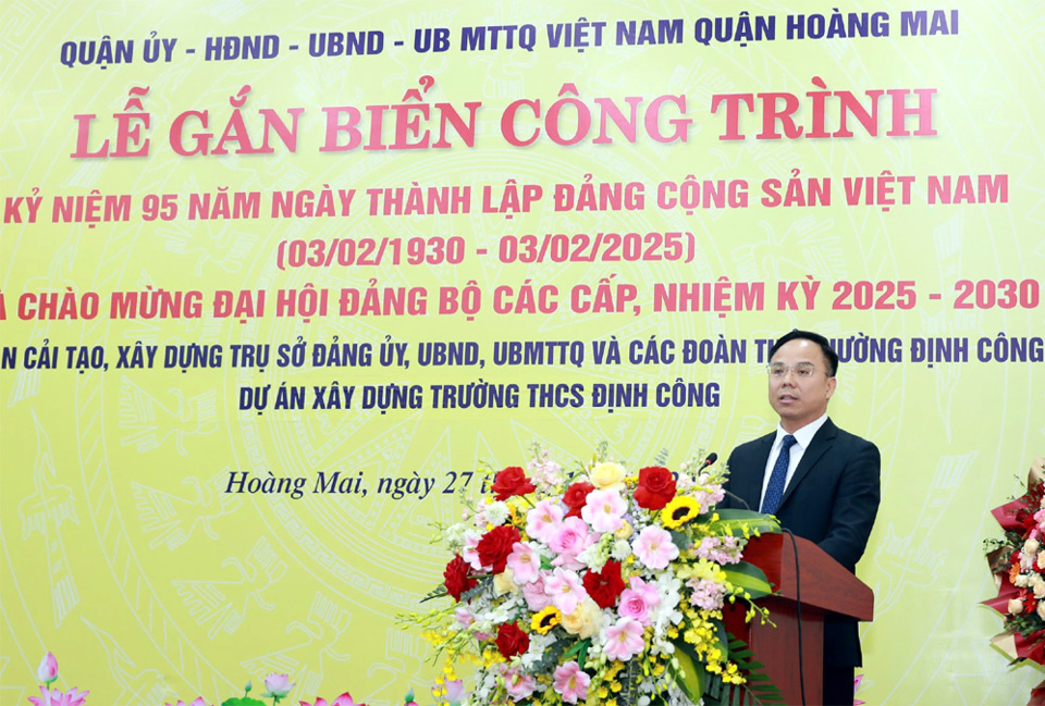 Ph&oacute; Chủ tịch UBND quận Ho&agrave;ng Mai V&otilde; Xu&acirc;n Trọng ph&aacute;t biểu tại lễ gắn biển&nbsp;c&ocirc;ng tr&igrave;nh trụ sở Đảng ủy, HĐND, UBND, UBMTTQ phường Định C&ocirc;ng v&agrave;&nbsp;Trường THCS Định C&ocirc;ng.