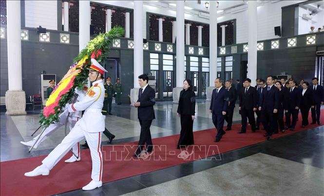 Đo&agrave;n Chủ tịch nước do Chủ tịch nước Lương Cường dẫn đầu l&agrave;m trưởng đo&agrave;n viếng Đại tướng Nguyễn Quyết.