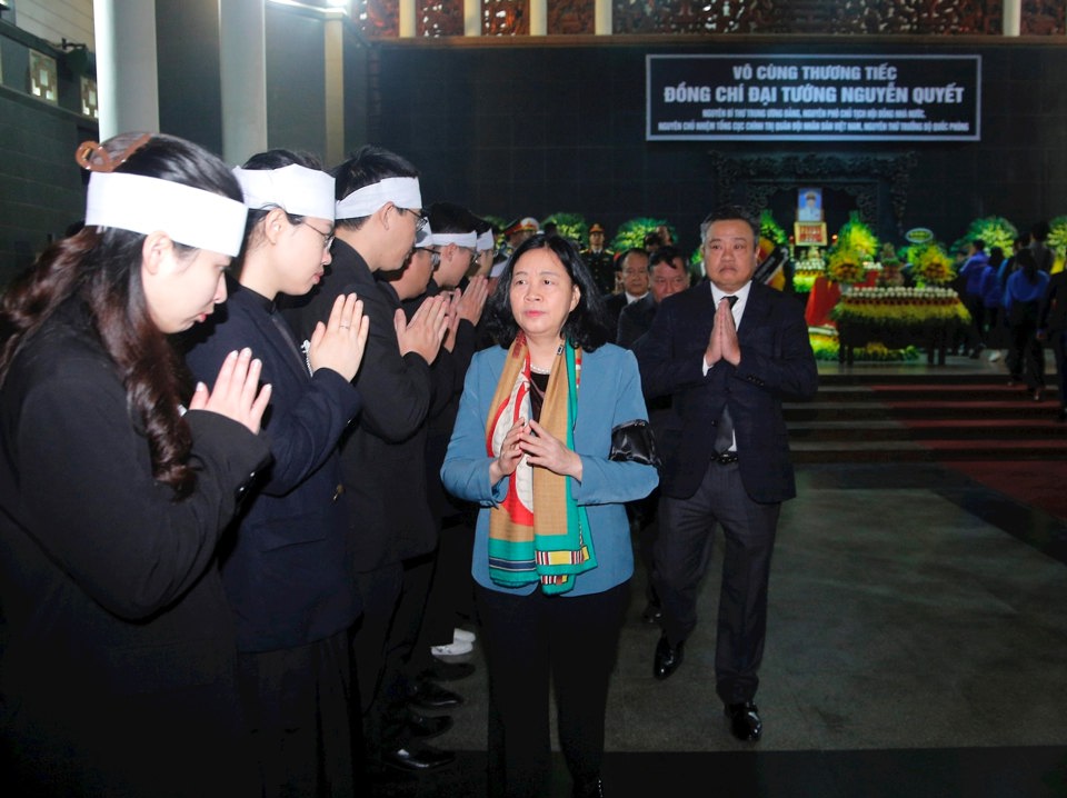 Đo&agrave;n Th&agrave;nh ủy, HĐND, UBND, Ủy ban MTTQ Việt Nam TP H&agrave; Nội do B&iacute; thư Th&agrave;nh ủy B&ugrave;i Thị Minh Ho&agrave;i chia buồn c&ugrave;ng gia quyến Đại tướng Nguyễn Quyết. Ảnh: Viết Th&agrave;nh