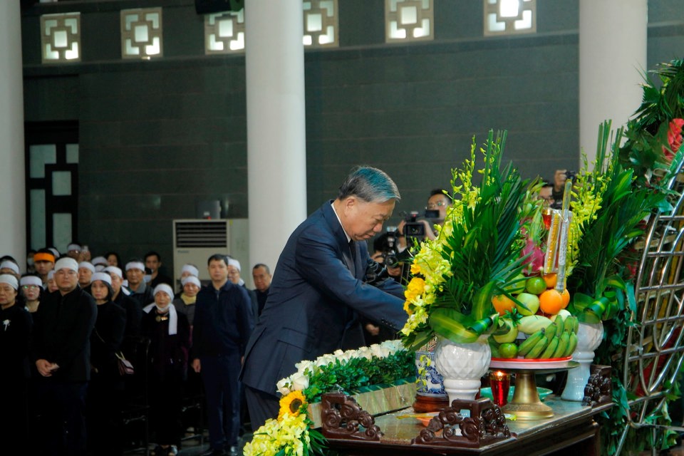 Đồng ch&iacute; T&ocirc; L&acirc;m - Tổng B&iacute; thư Ban Chấp h&agrave;nh Trung ương Đảng thắp hương tưởng niệm Đại tướng Nguyễn Quyết. Ảnh: Viết Th&agrave;nh