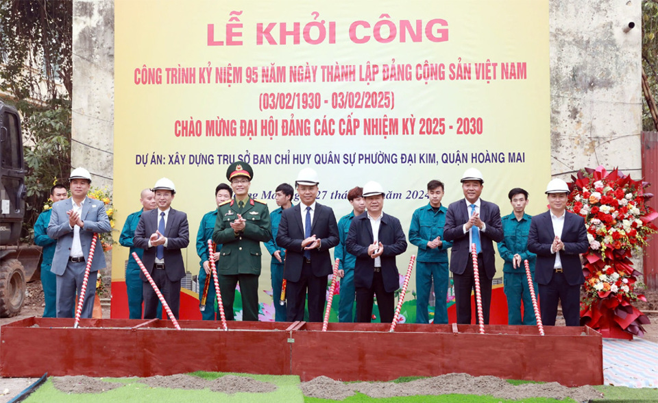 Đại diện l&atilde;nh đạo quận Ho&agrave;ng Mai v&agrave; c&aacute;c đơn vị thực hiện nghi thức khởi c&ocirc;ng x&acirc;y dựng trụ sở Ban Chỉ huy Qu&acirc;n sự phường Đại Kim.