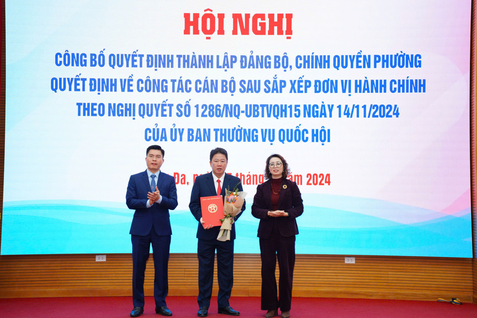 Chủ tịch UBND quận Đống Đa L&ecirc; Tuấn Định v&agrave; Chủ tịch Ủy ban MTTQ Việt Nam quận Đống Đa&nbsp;Nguyễn Thị Minh Hiền trao quyết định cho c&aacute;c Chủ tịch UBND c&aacute;c phường.